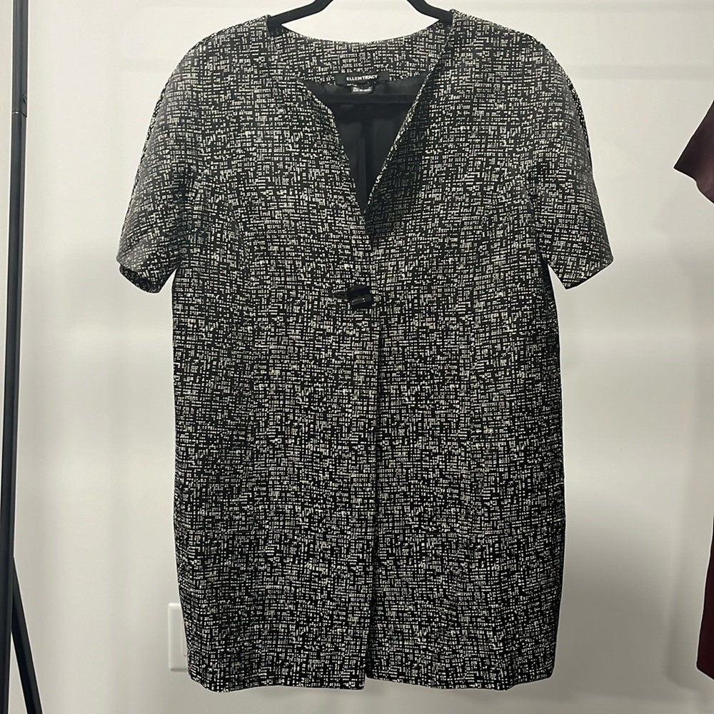 ELLEN TRACY black and white short live light coat, size M, good condition.